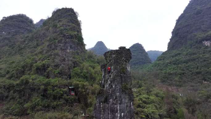 航拍广西桂林阳朔岩壁上的攀岩爱好者