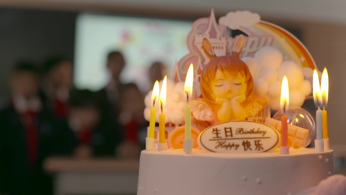 唯美学生在教室过生日一群小学生切生日蛋糕