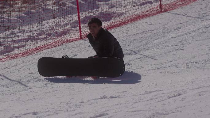 航拍滑雪场滑雪练习摔倒素材