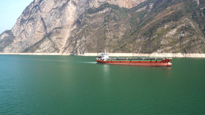 船舶行驶在长江三峡西陵峡