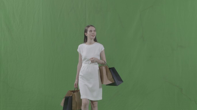 高质量国外时尚美女拿购物袋逛街抠绿绿幕