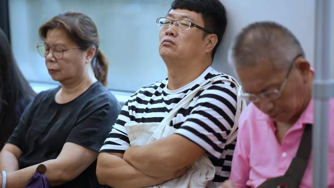 疲倦的人们 地铁上睡觉的人们