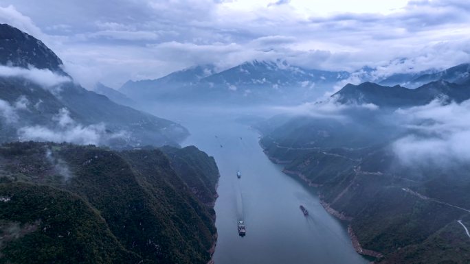 三峡西陵峡段航拍延时雨后峡江薄雾