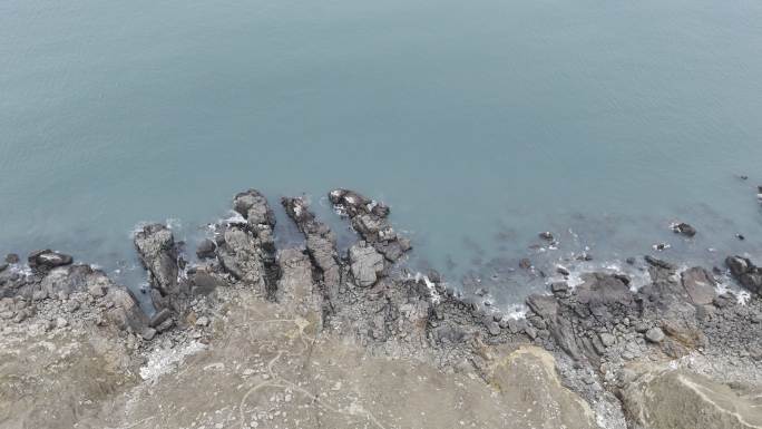 4K航拍礁石海滩裸露岩石海浪拍岸