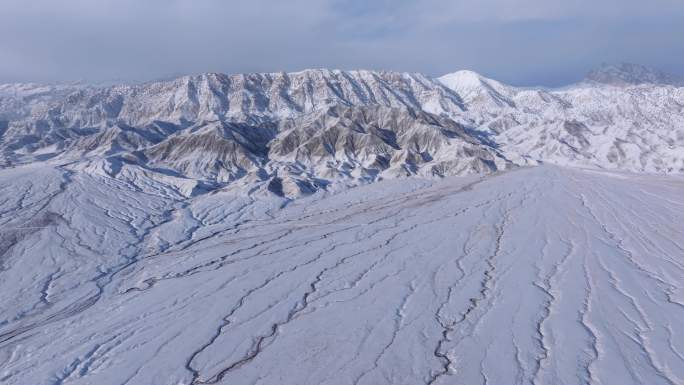 冬季青藏高原祁连山脉山峰雪景航拍雪山