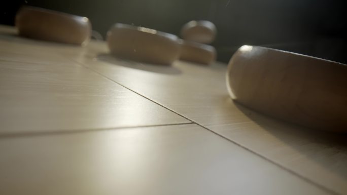 中国象棋掉落散落象棋光影下象棋棋局