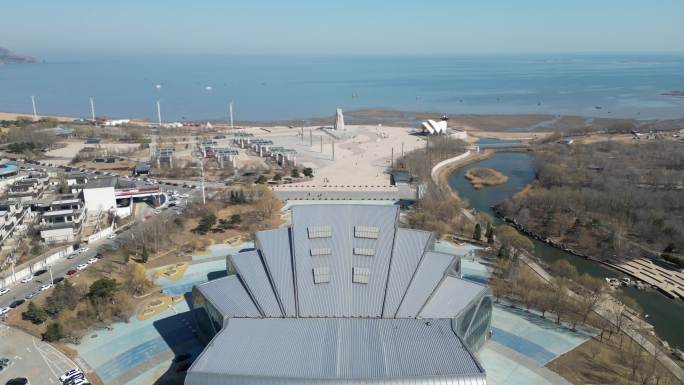 航拍葫芦岛市地标建筑海面景色