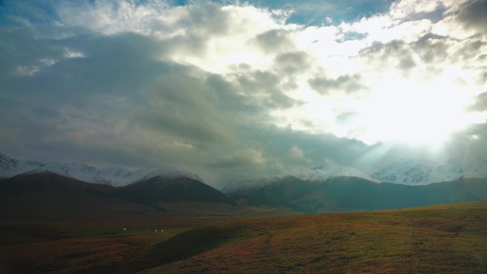 4K延时那拉提草原雨后云朵漏光美景新疆