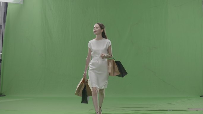 高质量国外时尚美女拿购物袋逛街抠绿绿幕