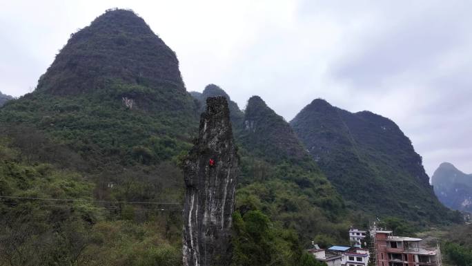 航拍广西桂林阳朔岩壁上的攀岩爱好者