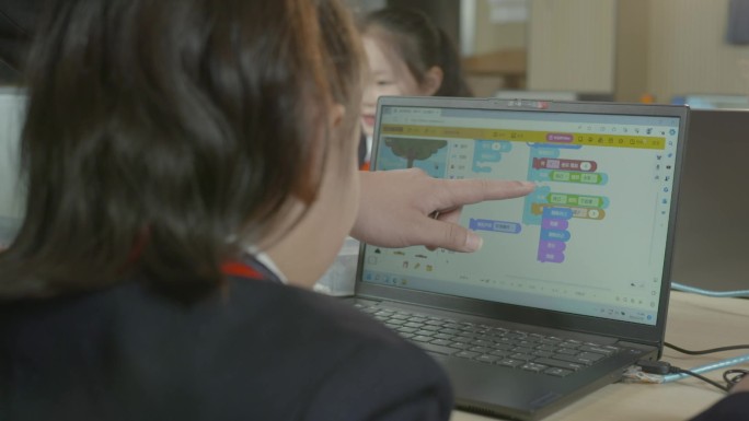 小学生STEAM科技创客课堂编程屏幕特写