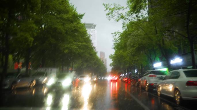 城市乌云滚滚暴风雨