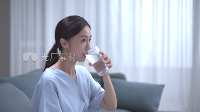 美女喝水，惬意生活