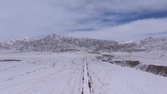 汽车行驶在冰天雪地航拍雪景公路德令哈