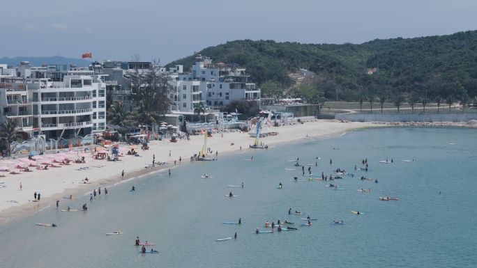 沙滩海边游客游泳晒太阳冲浪风景