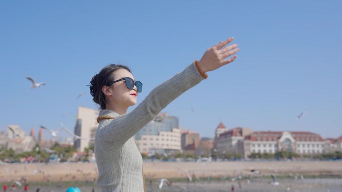 女人海边休闲、海鸥海鸟