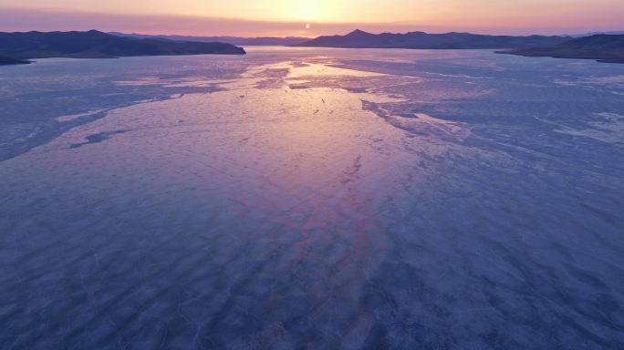 冰湖湖面日落夕阳水库