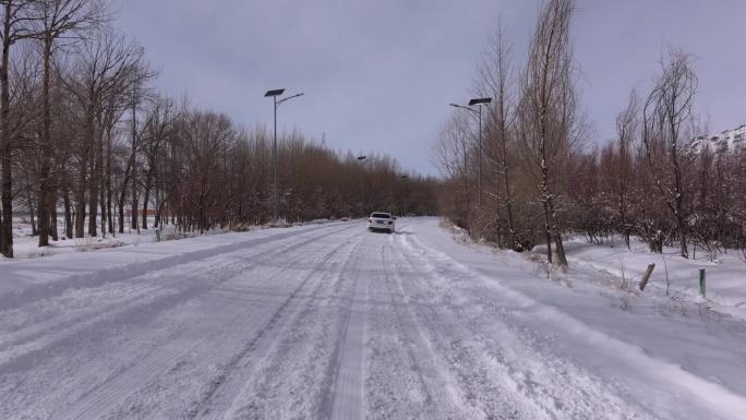 汽车行驶在冰天雪地航拍雪景公路