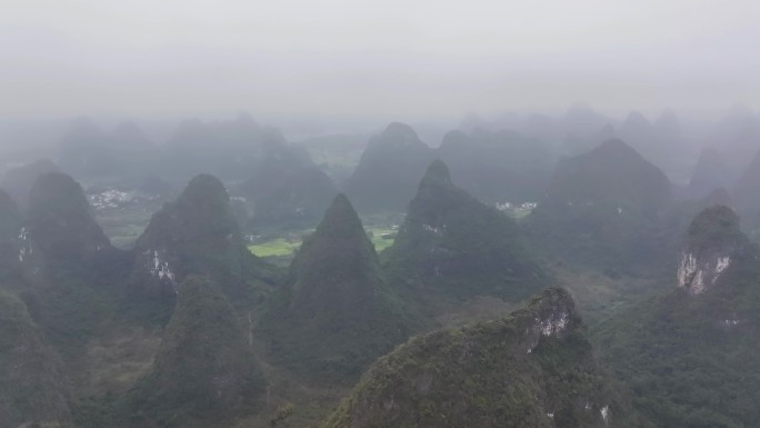 广西桂林航拍云雾中的阳朔群山风光