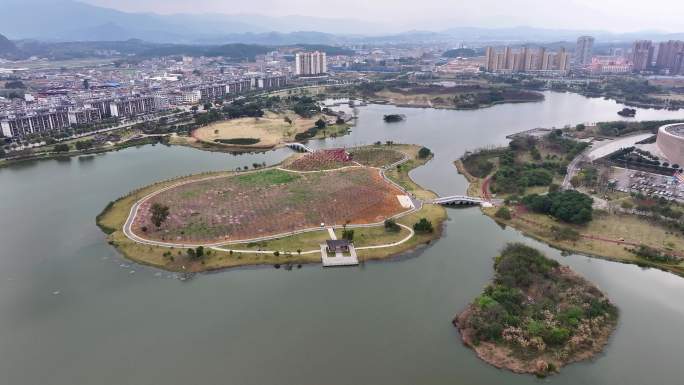 航拍广西贺州爱莲花公园城市风光