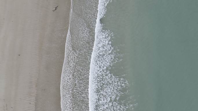 4K航拍从海浪拍岸拉高看见清澈沙滩海岸