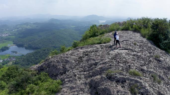 情侣登山爬山登高望远旅游