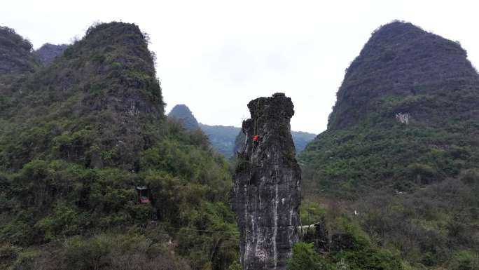 航拍广西桂林阳朔岩壁上的攀岩爱好者