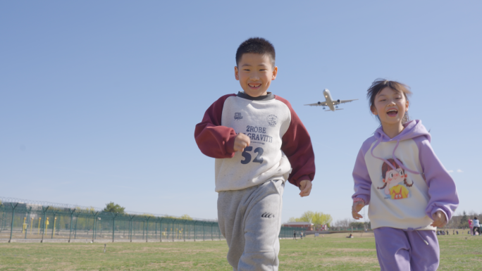 4k_高速 温馨家庭，小孩奔跑玩耍，飞机
