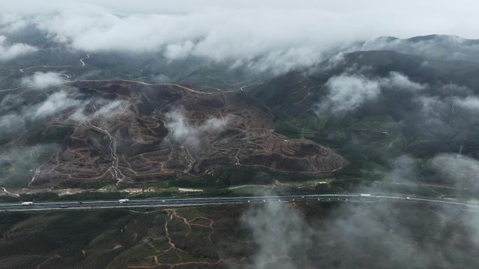 春天雨后桂林山区云雾缭绕下的高速公路