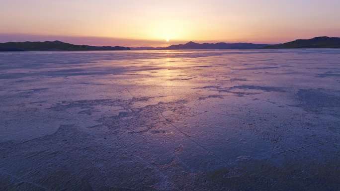 冰湖湖面日落夕阳水库