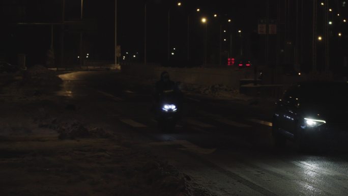 【4K】冬日夜晚马路上的积雪与车辆