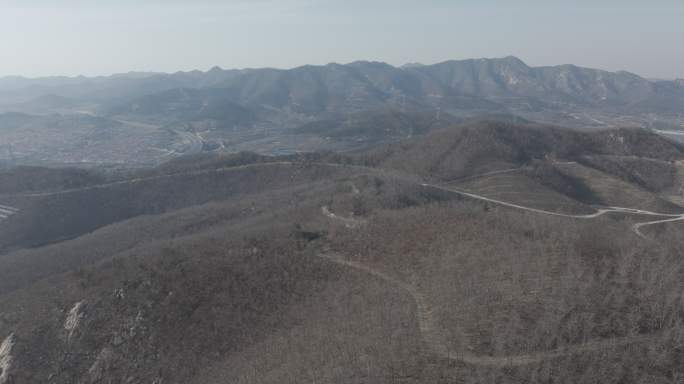 航拍威海环翠嵩山街道金子岭春季山野防火道