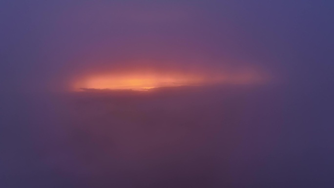 飞越云层破晨雾日出瞬间