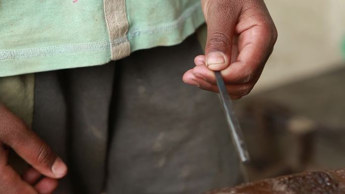 尼泊尔小孩手工雕打银饰刻画师傅手艺传承