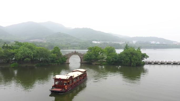 航拍湘湖游船过桥桥上演出堤坝游船停靠上岸