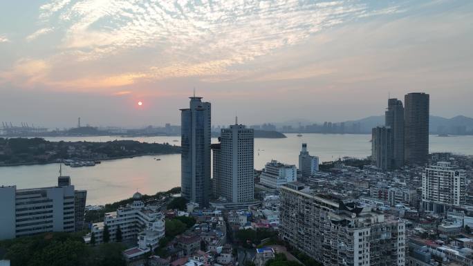 晴天无人机航拍福建省厦门市滨海城市风光