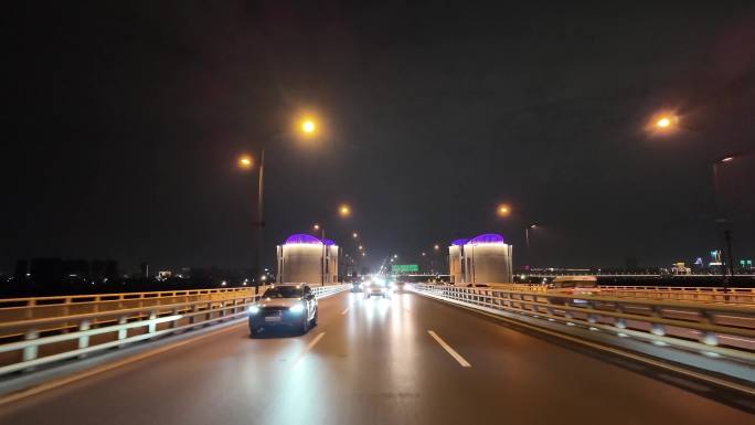 城市夜晚开车第一视角汽车窗外沿途风景马路