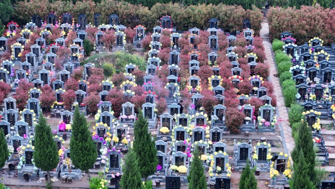 俯瞰陵园公墓祭祖烧纸一个人环绕