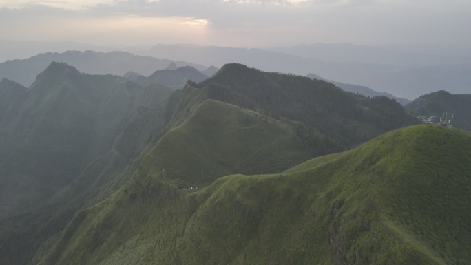 4K航拍贵州大山日落沿着山脊飞行