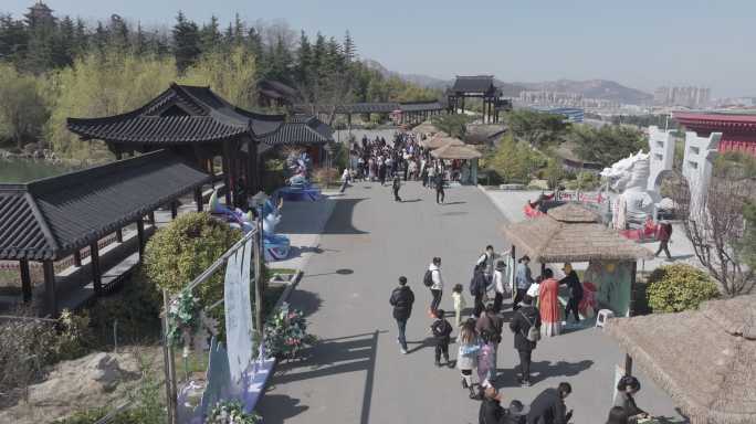 山东威海环翠区华夏城景区春山集市游客人群