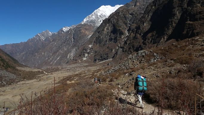 尼泊尔夏尔巴人登山徒步背包客行李搬运