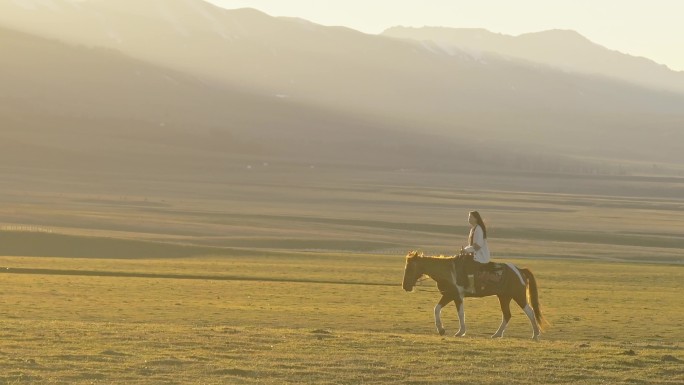 4K那拉提草原夕阳下骑马的少女