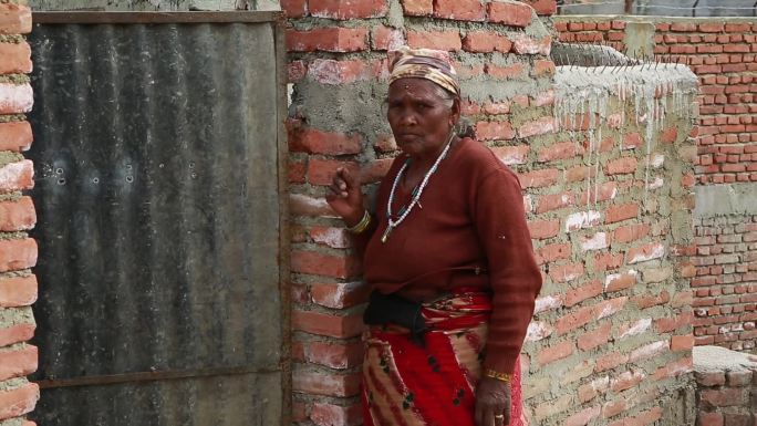 尼泊尔老妇人首饰日常生活农村楼房