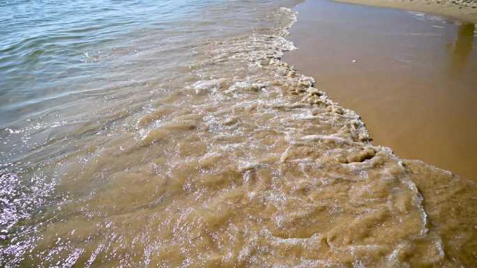 海岛阳光下海浪浪花冲刷沙滩