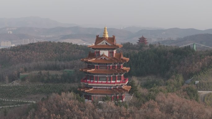 航拍威海市环翠区华夏城景区华夏阁春季景观