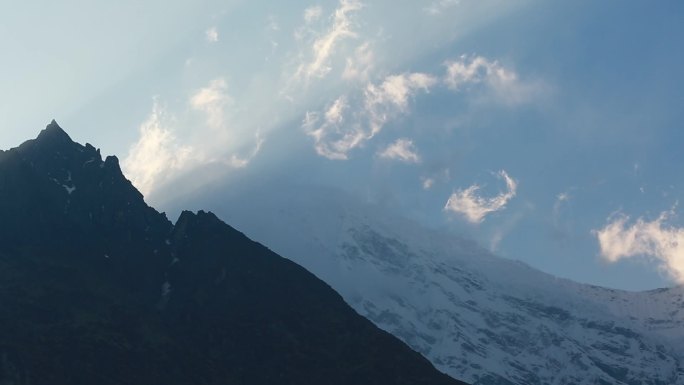 珠穆朗玛峰雪山高山雪线高原蓝天白云十字架