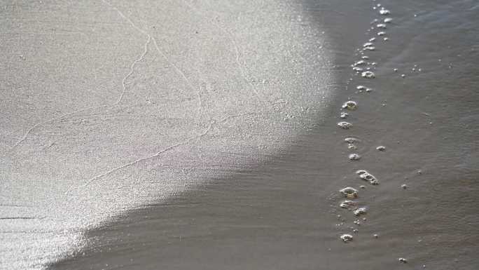 海岛阳光下海浪浪花冲刷沙滩