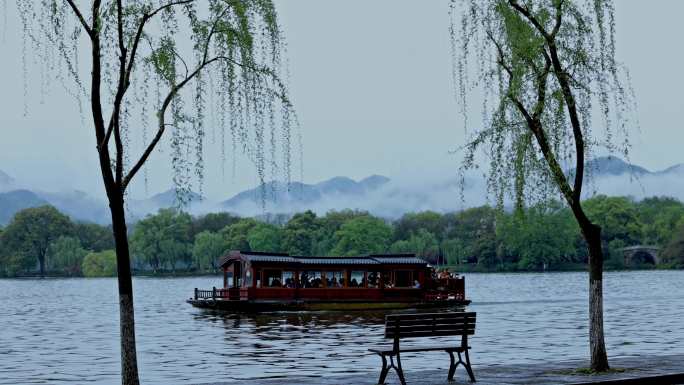 平流雾后的春天烟雨西湖