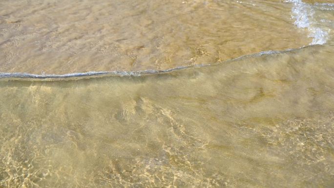 海岛阳光下海浪浪花冲刷沙滩