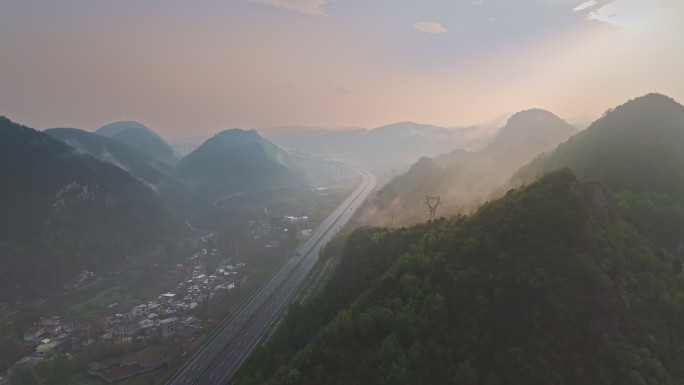 航拍清晨的乡村高速公路